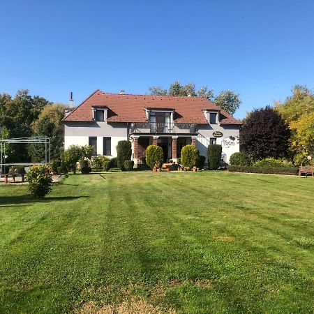 Penzion Platan Dunajská Streda Exterior foto